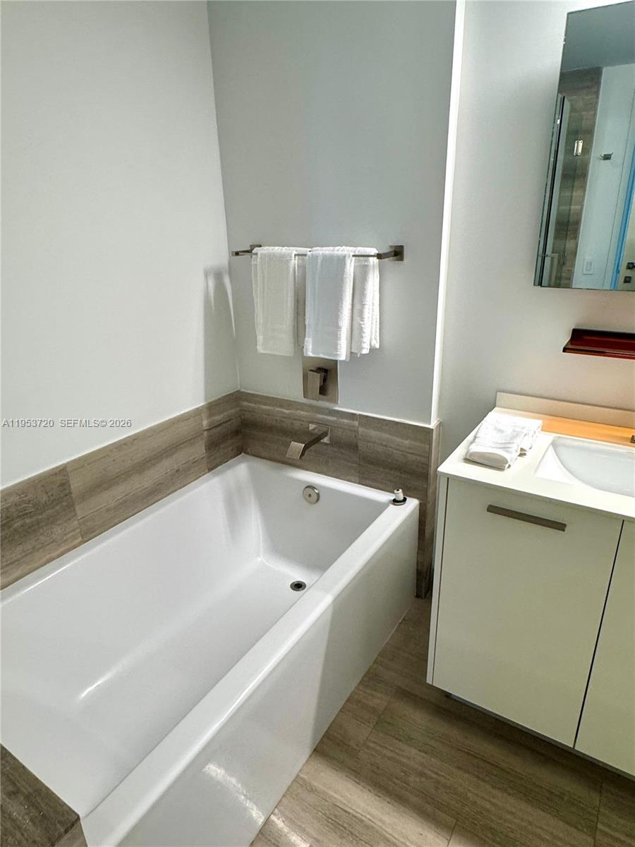 1300 Brickell Bay Dr #2504, Miami FL 33131