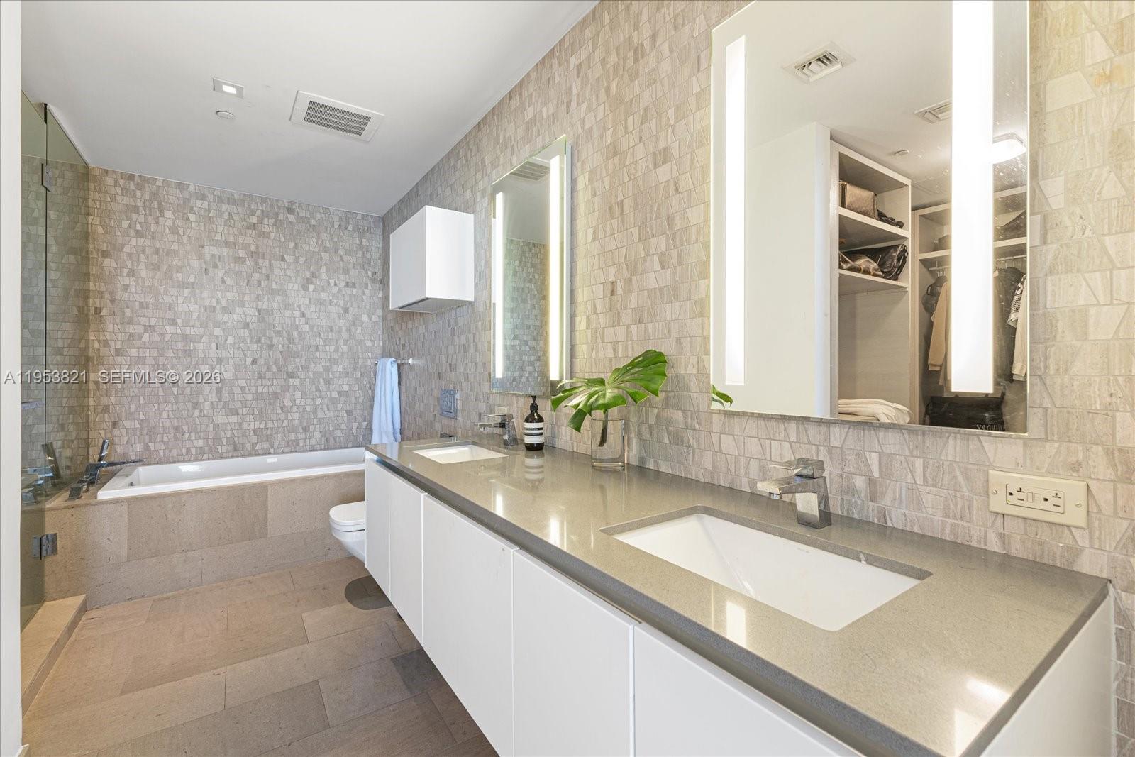 88 SW 7th St #2506, Miami FL 33130