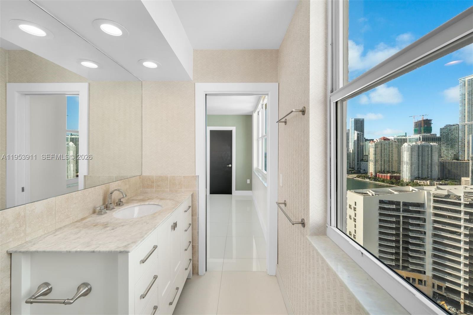 800 Claughton Island Dr #2801, Miami FL 33131