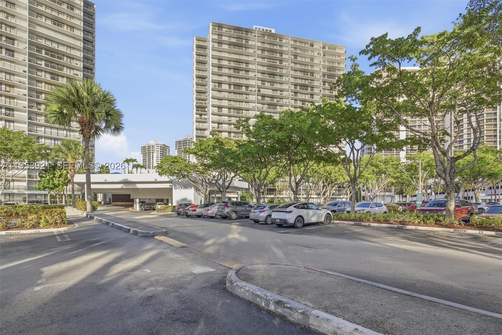 3731 N Country Club Dr #1421, Aventura FL 33180