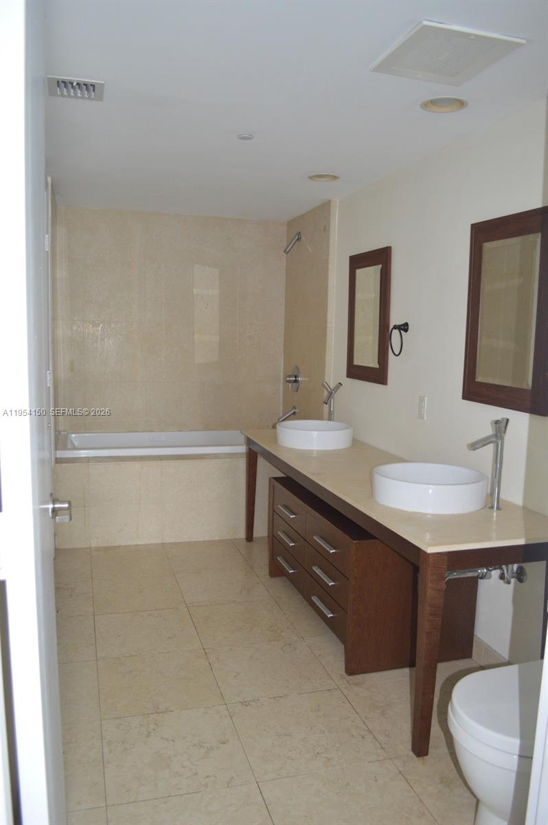 475 Brickell Ave #1814, Miami FL 33131