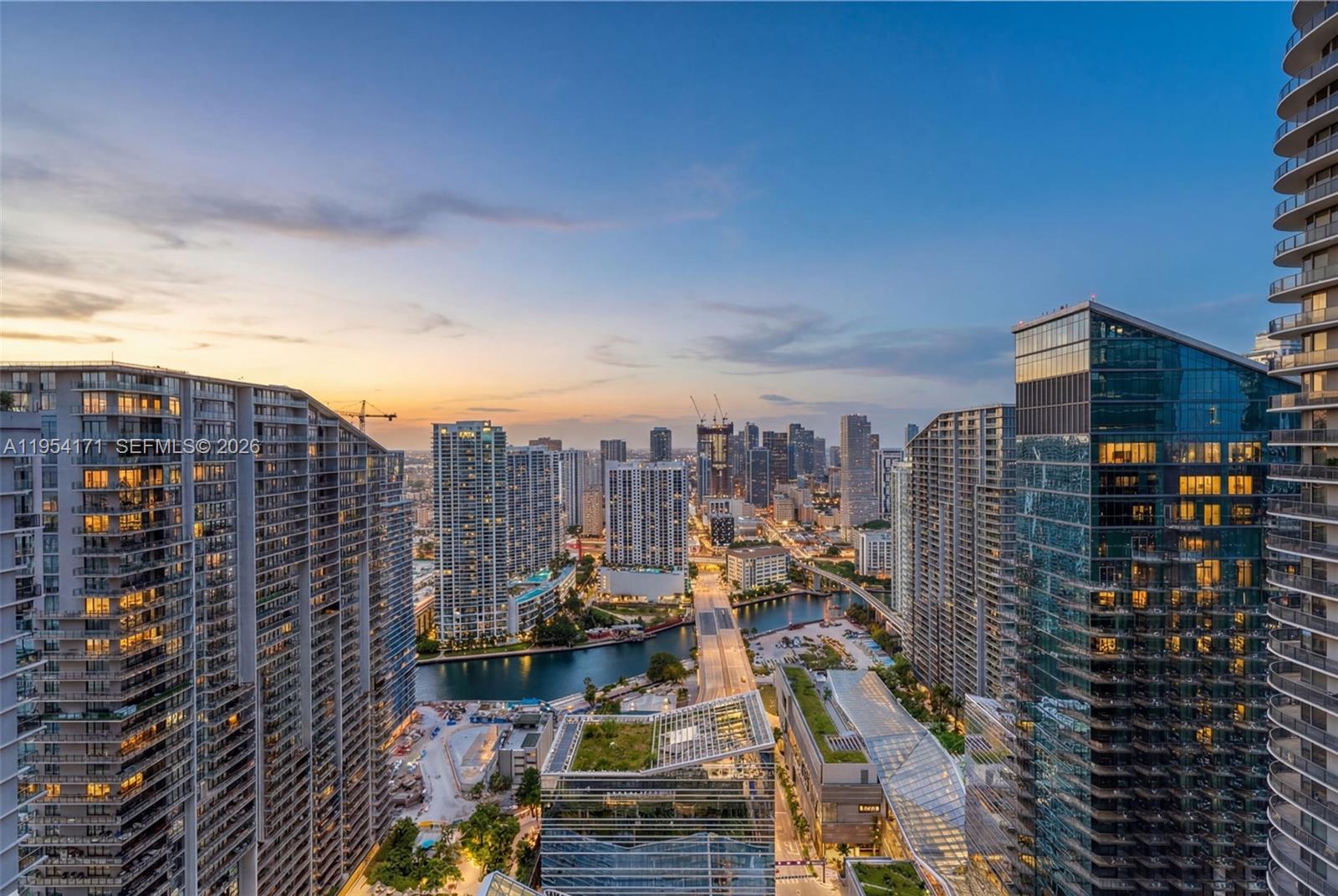 45 SW 9th St #LPH-4609, Miami FL 33130