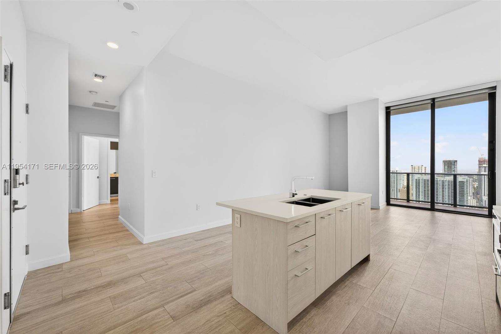 45 SW 9th St #LPH-4609, Miami FL 33130