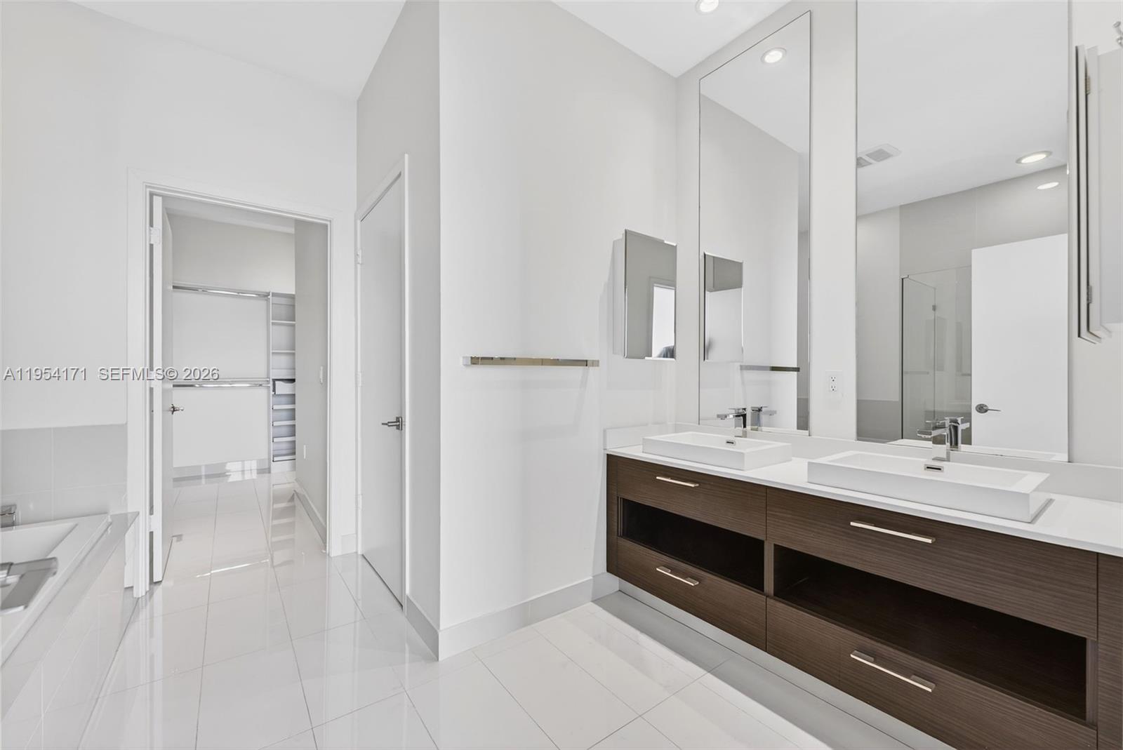45 SW 9th St #LPH-4609, Miami FL 33130