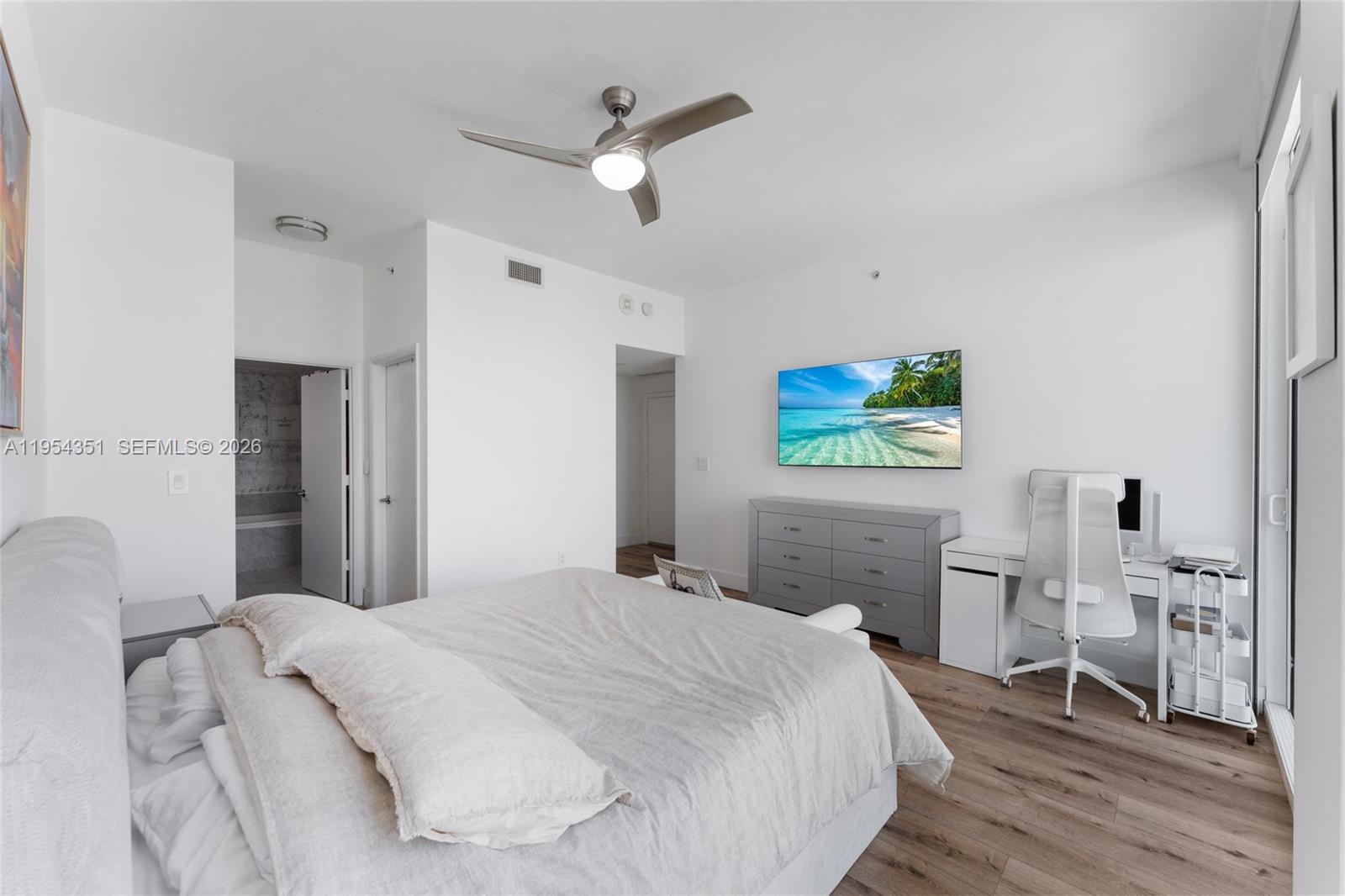 253 NE 2nd St #4304, Miami FL 33132