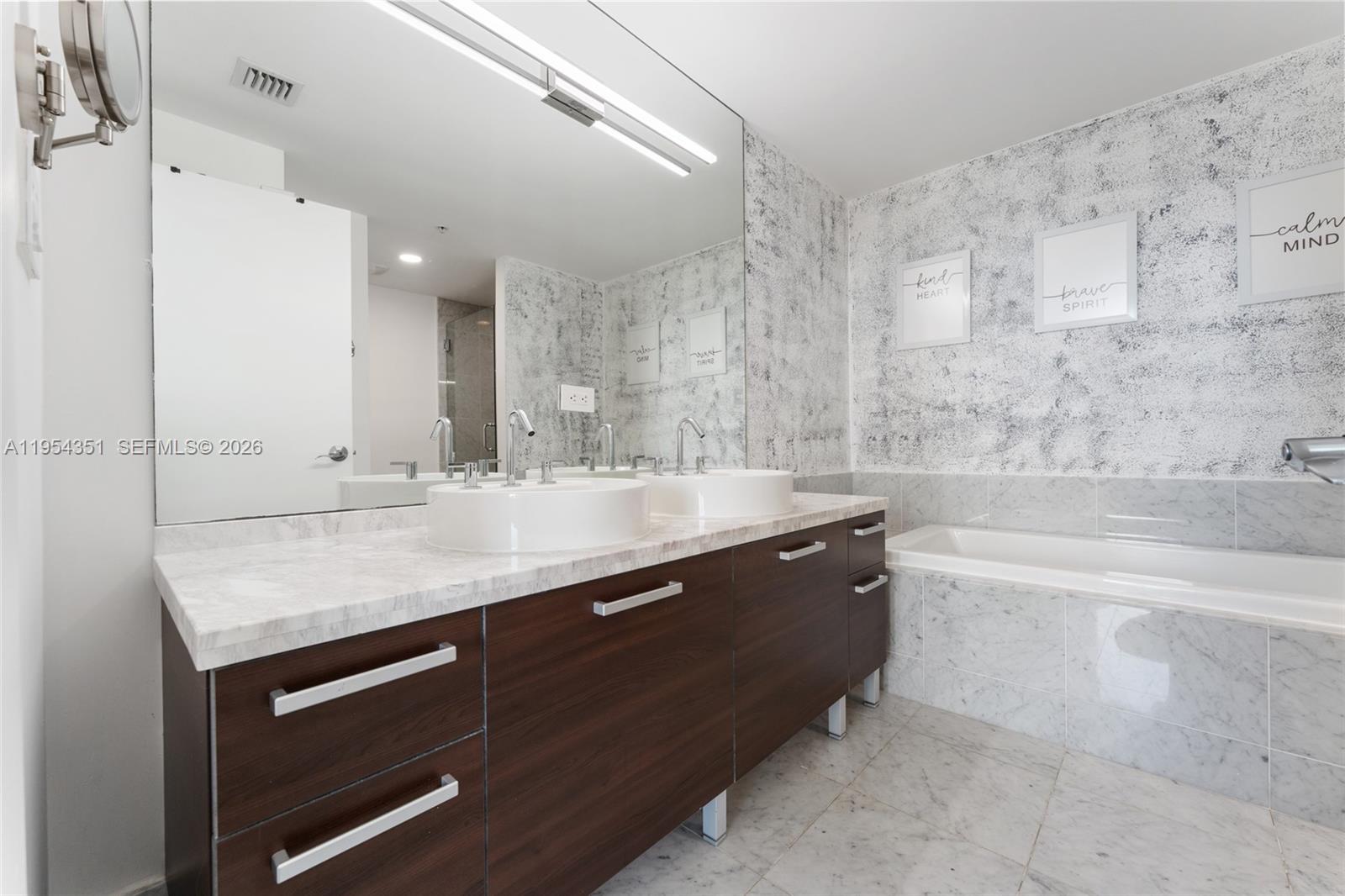 253 NE 2nd St #4304, Miami FL 33132