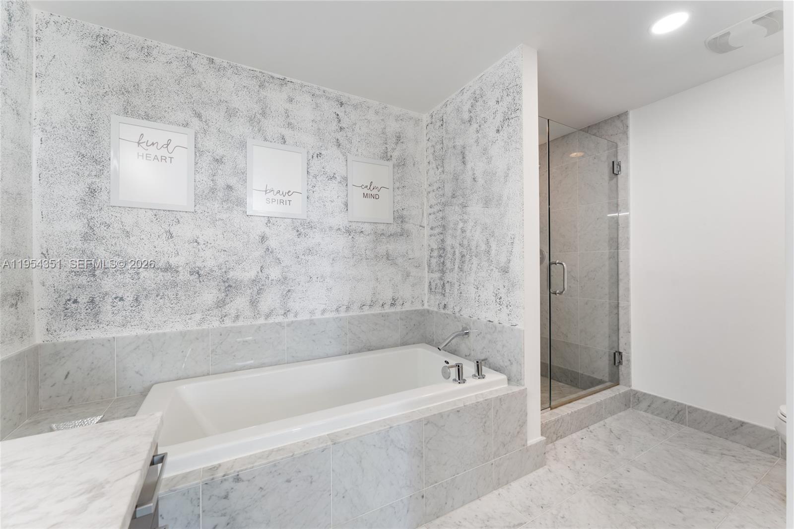 253 NE 2nd St #4304, Miami FL 33132