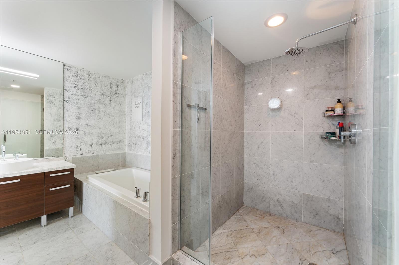253 NE 2nd St #4304, Miami FL 33132