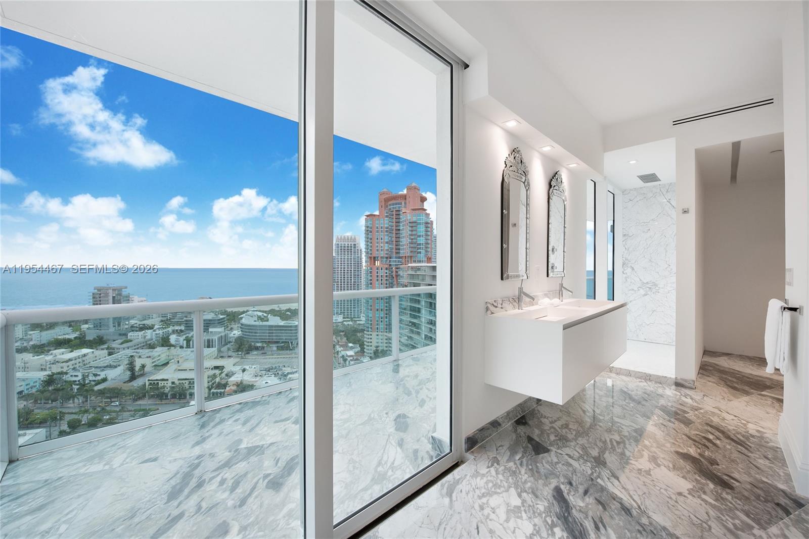 1000 S Pointe Dr #PH-2804, Miami Beach FL 33139