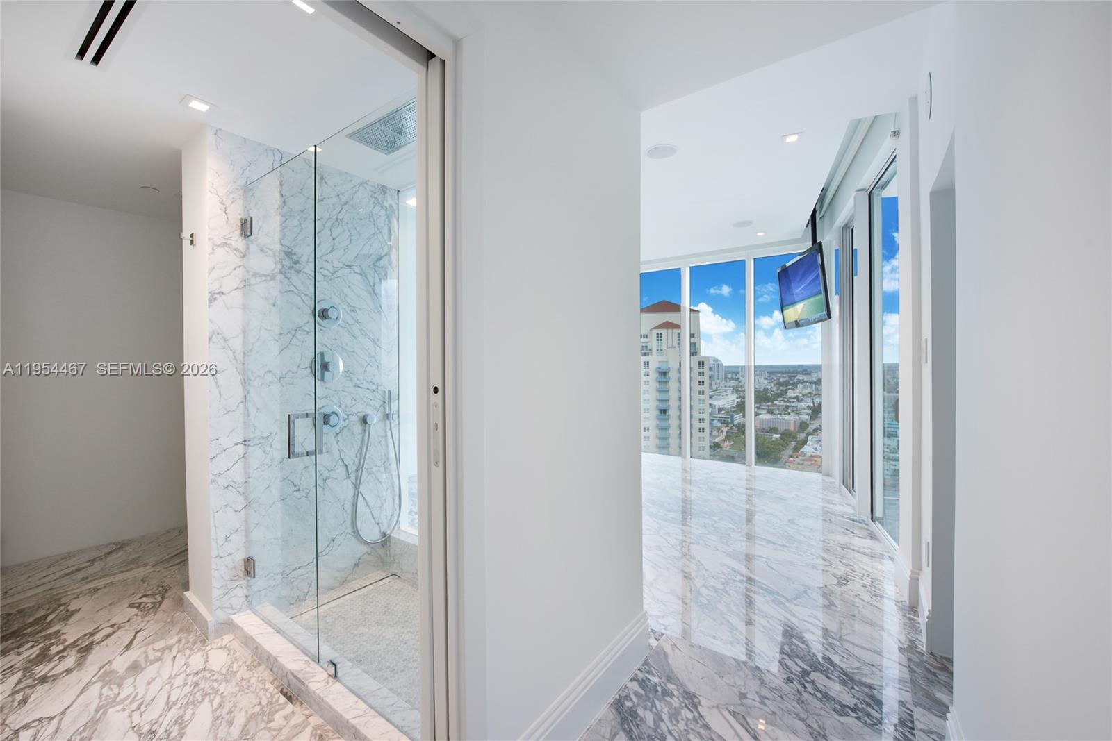 1000 S Pointe Dr #PH-2804, Miami Beach FL 33139