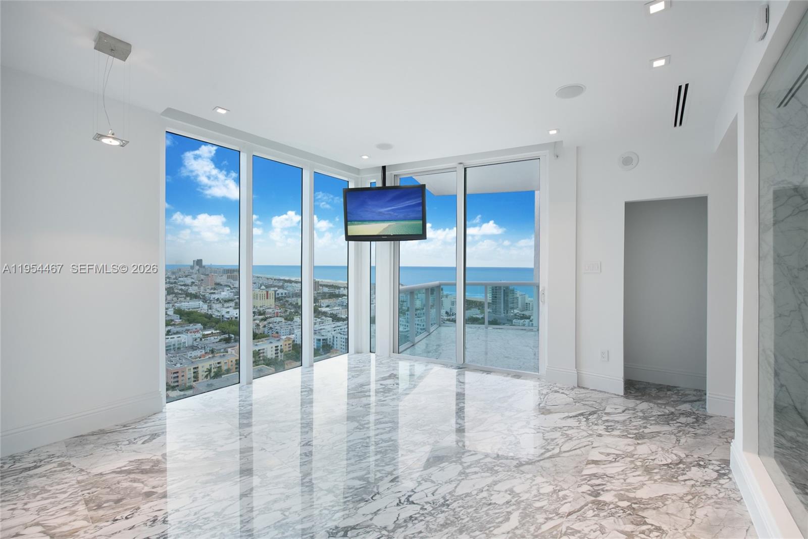 1000 S Pointe Dr #PH-2804, Miami Beach FL 33139