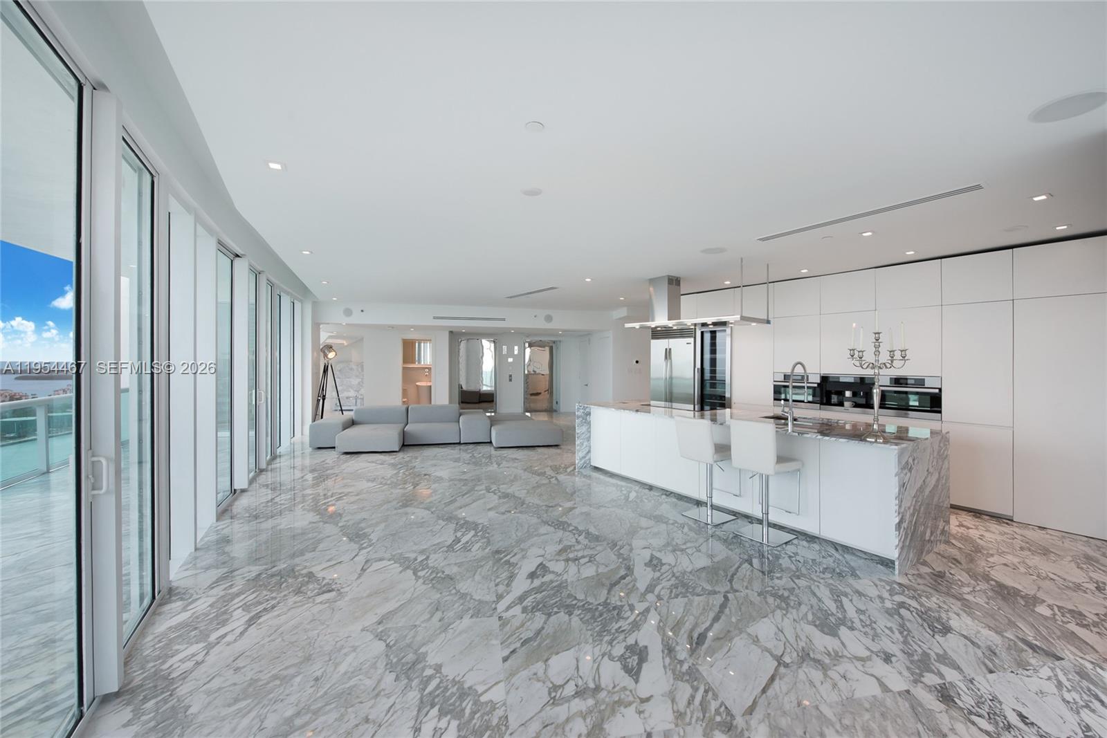 1000 S Pointe Dr #PH-2804, Miami Beach FL 33139