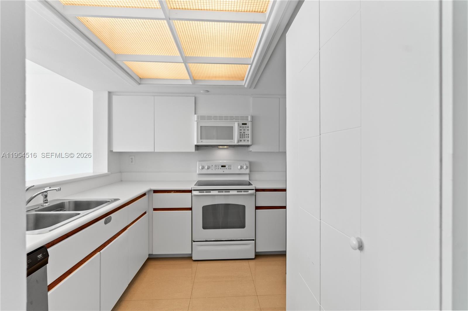 400 S Pointe Dr #807, Miami Beach FL 33139