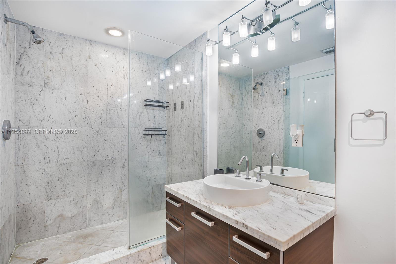 253 NE 2nd St #3104, Miami FL 33132