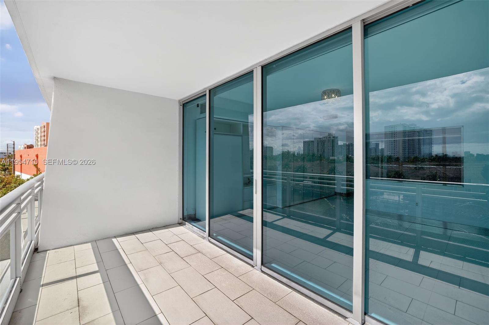 2950 NE 188th St #302, Aventura FL 33180