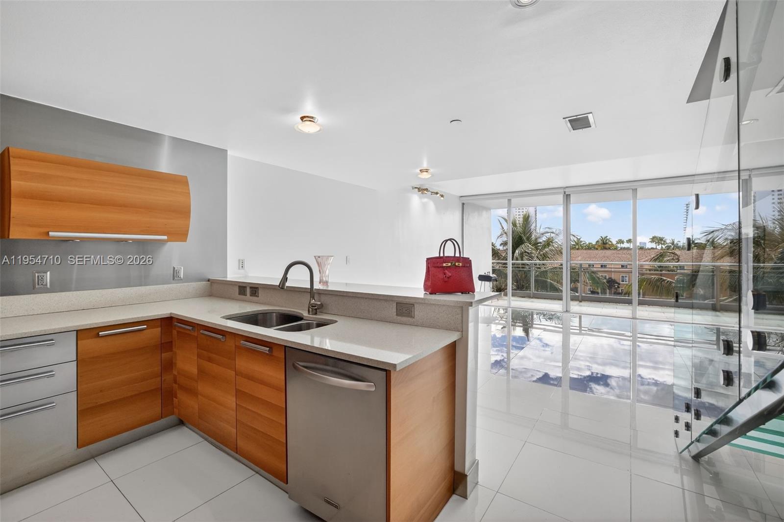 2950 NE 188th St #302, Aventura FL 33180