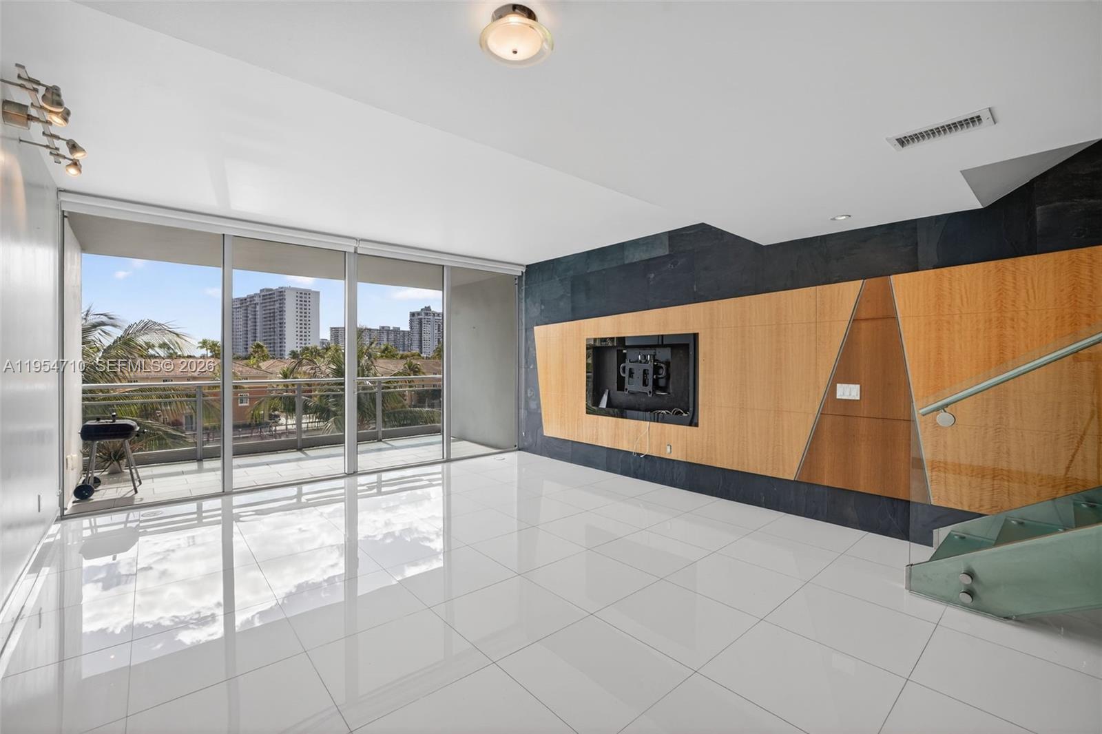 2950 NE 188th St #302, Aventura FL 33180