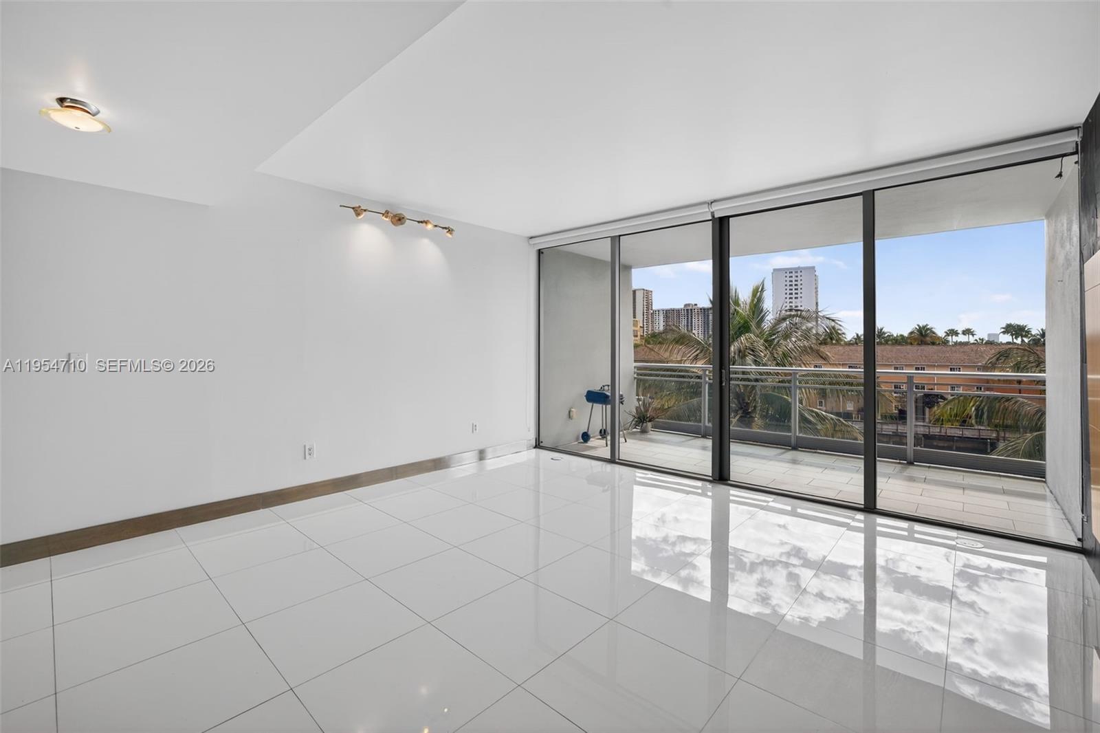 2950 NE 188th St #302, Aventura FL 33180
