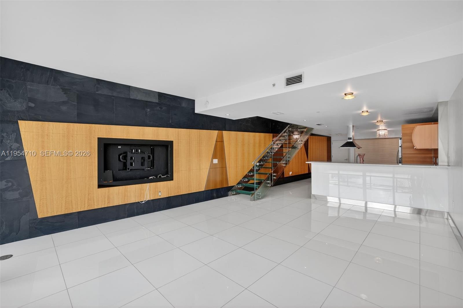 2950 NE 188th St #302, Aventura FL 33180