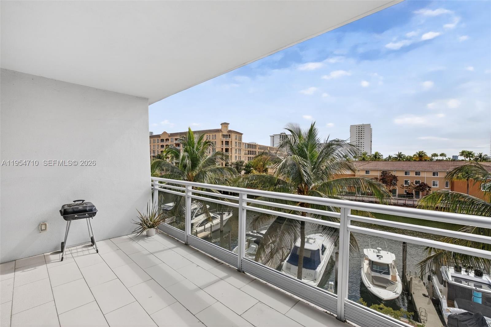 2950 NE 188th St #302, Aventura FL 33180