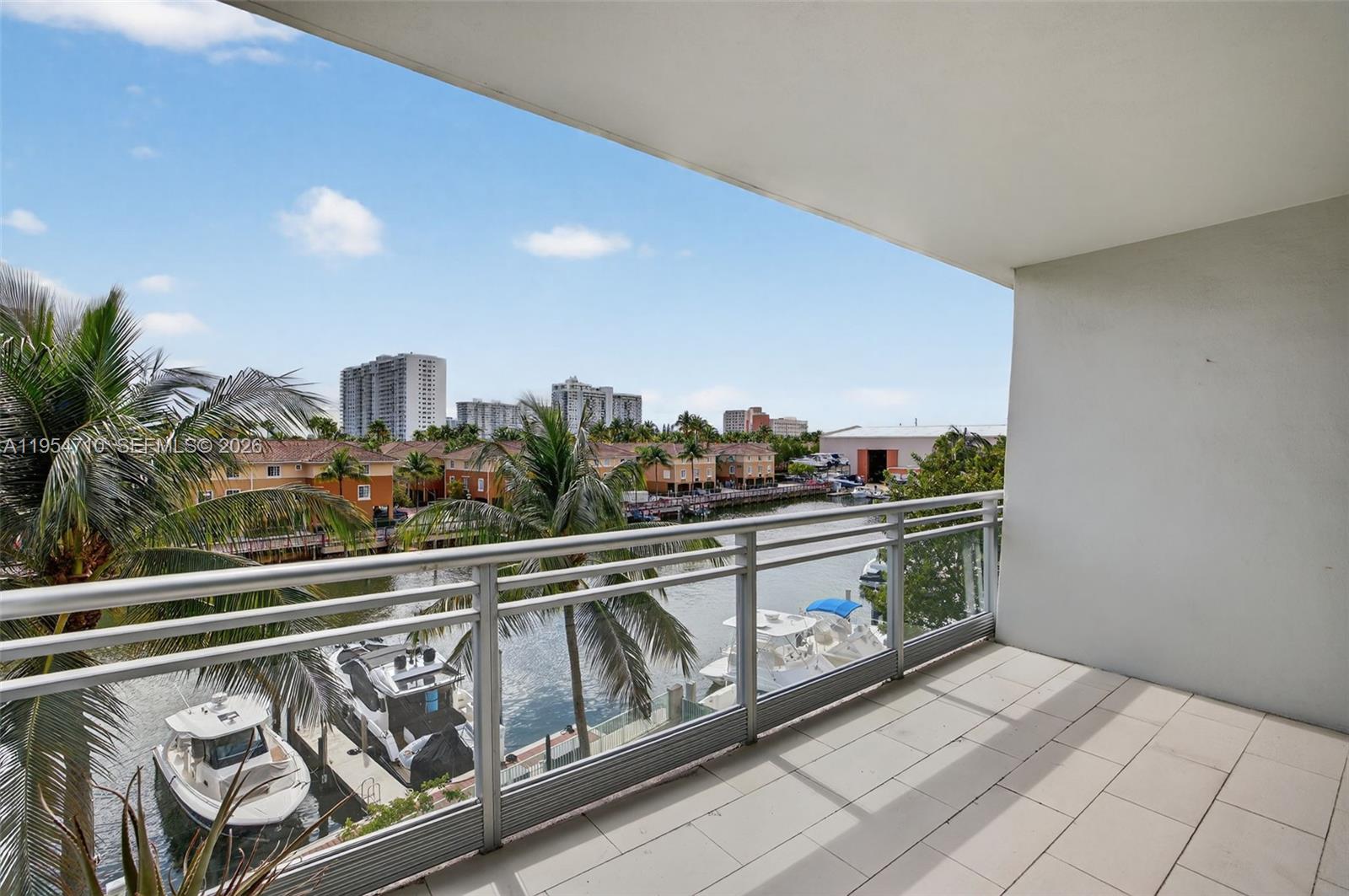 2950 NE 188th St #302, Aventura FL 33180