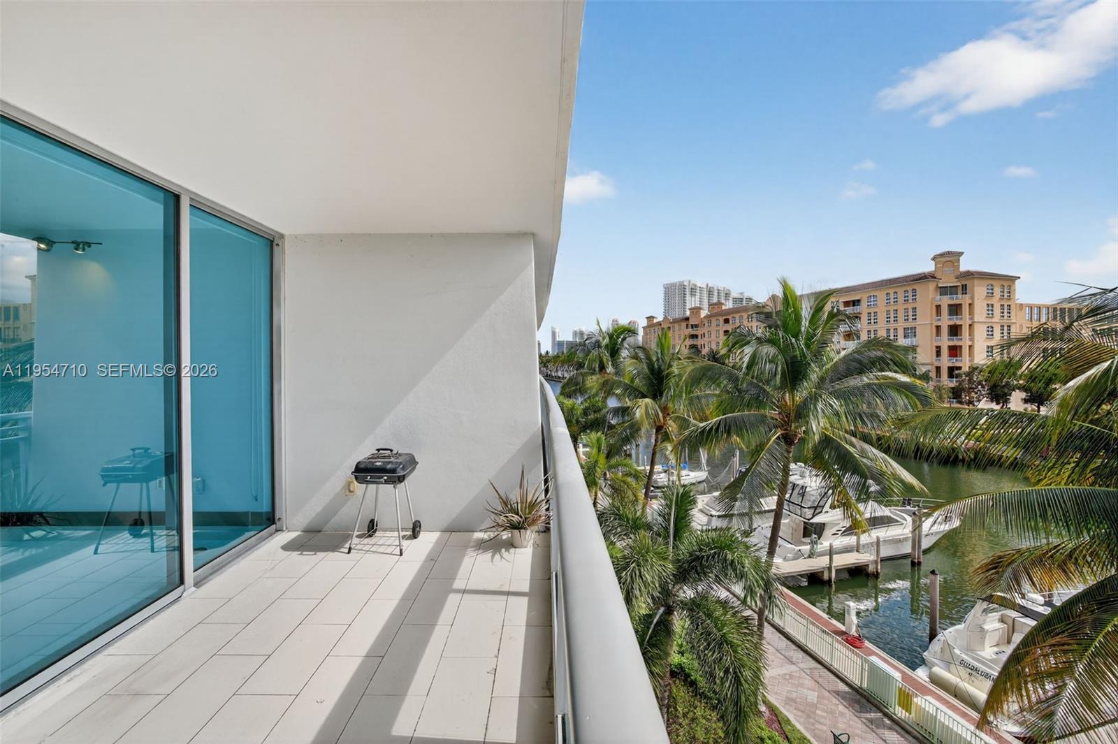 2950 NE 188th St #302, Aventura FL 33180