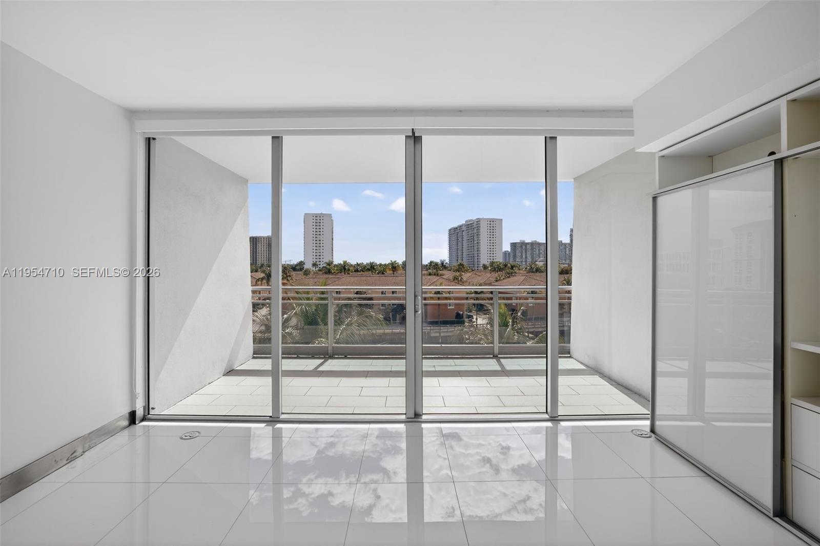 2950 NE 188th St #302, Aventura FL 33180