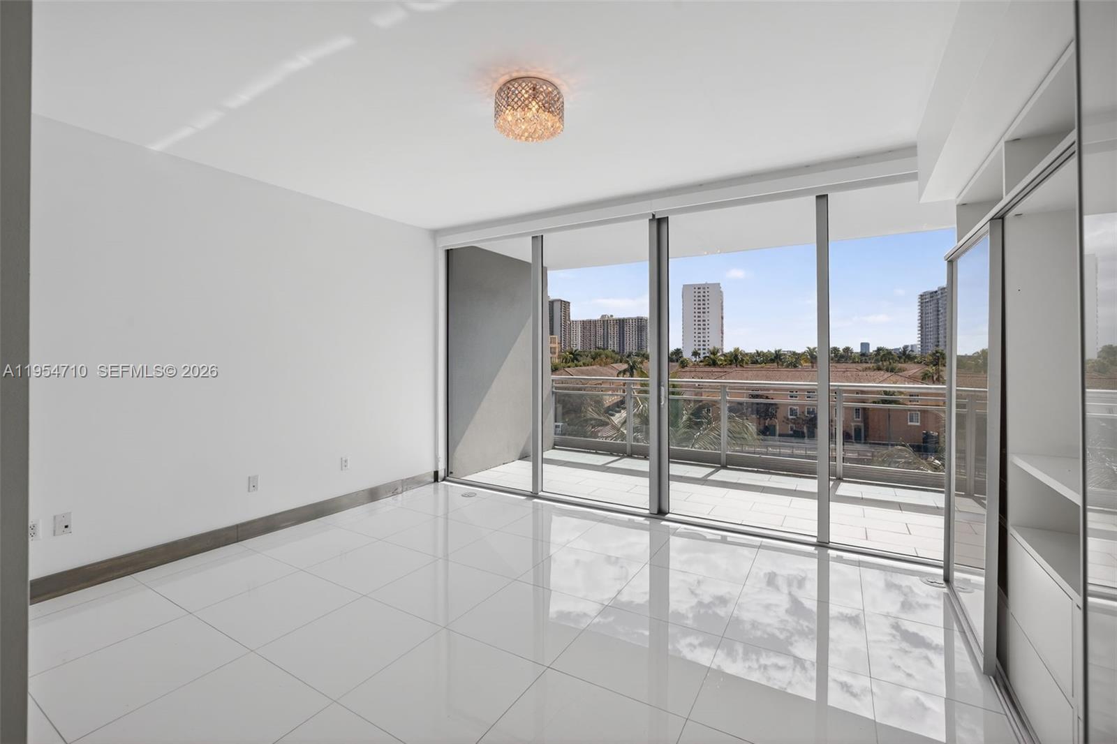 2950 NE 188th St #302, Aventura FL 33180