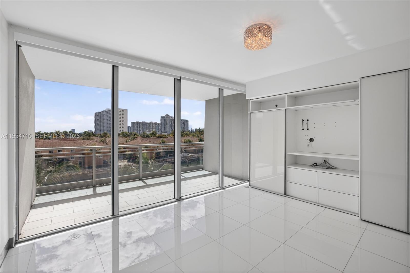 2950 NE 188th St #302, Aventura FL 33180