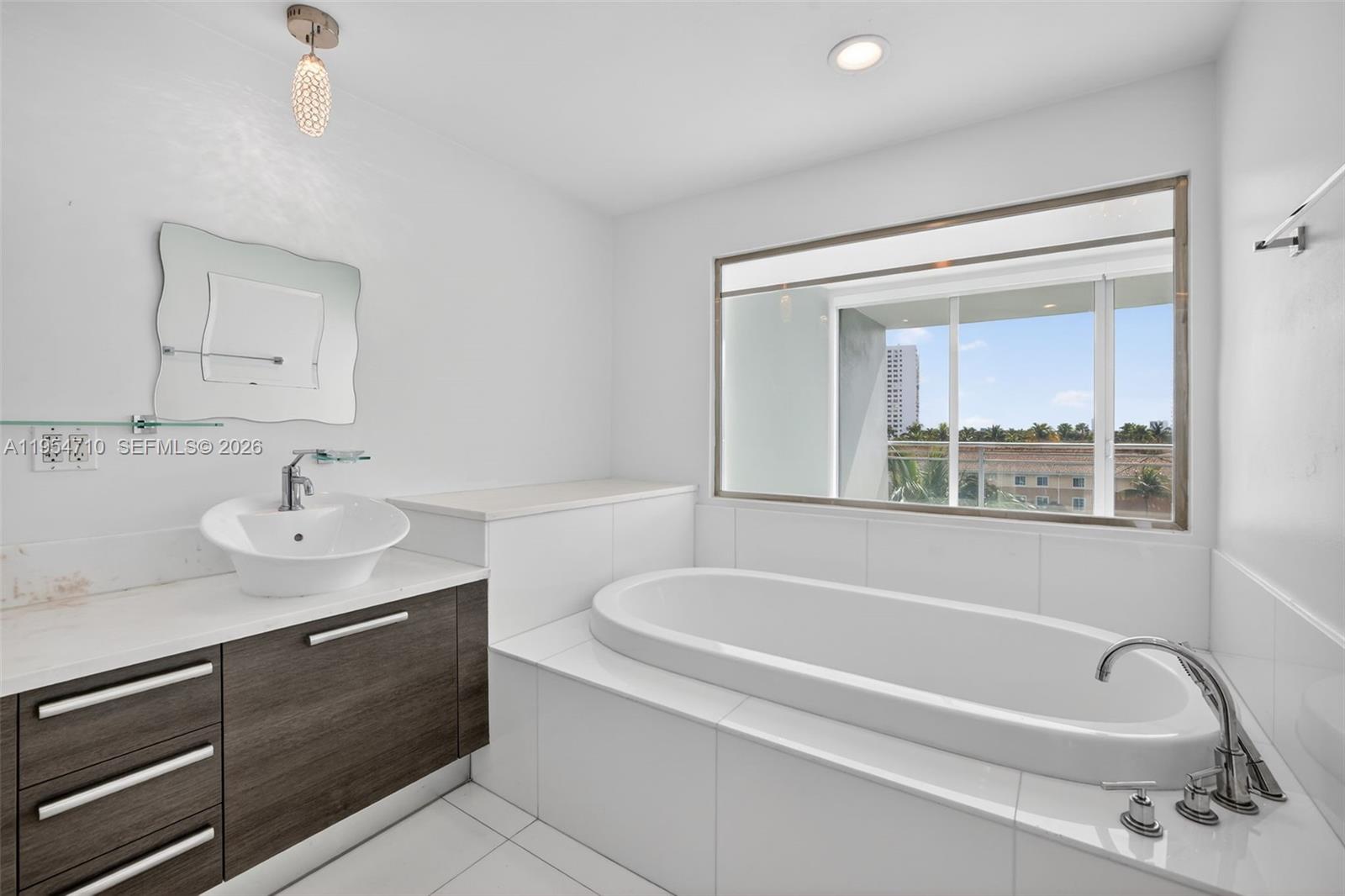 2950 NE 188th St #302, Aventura FL 33180