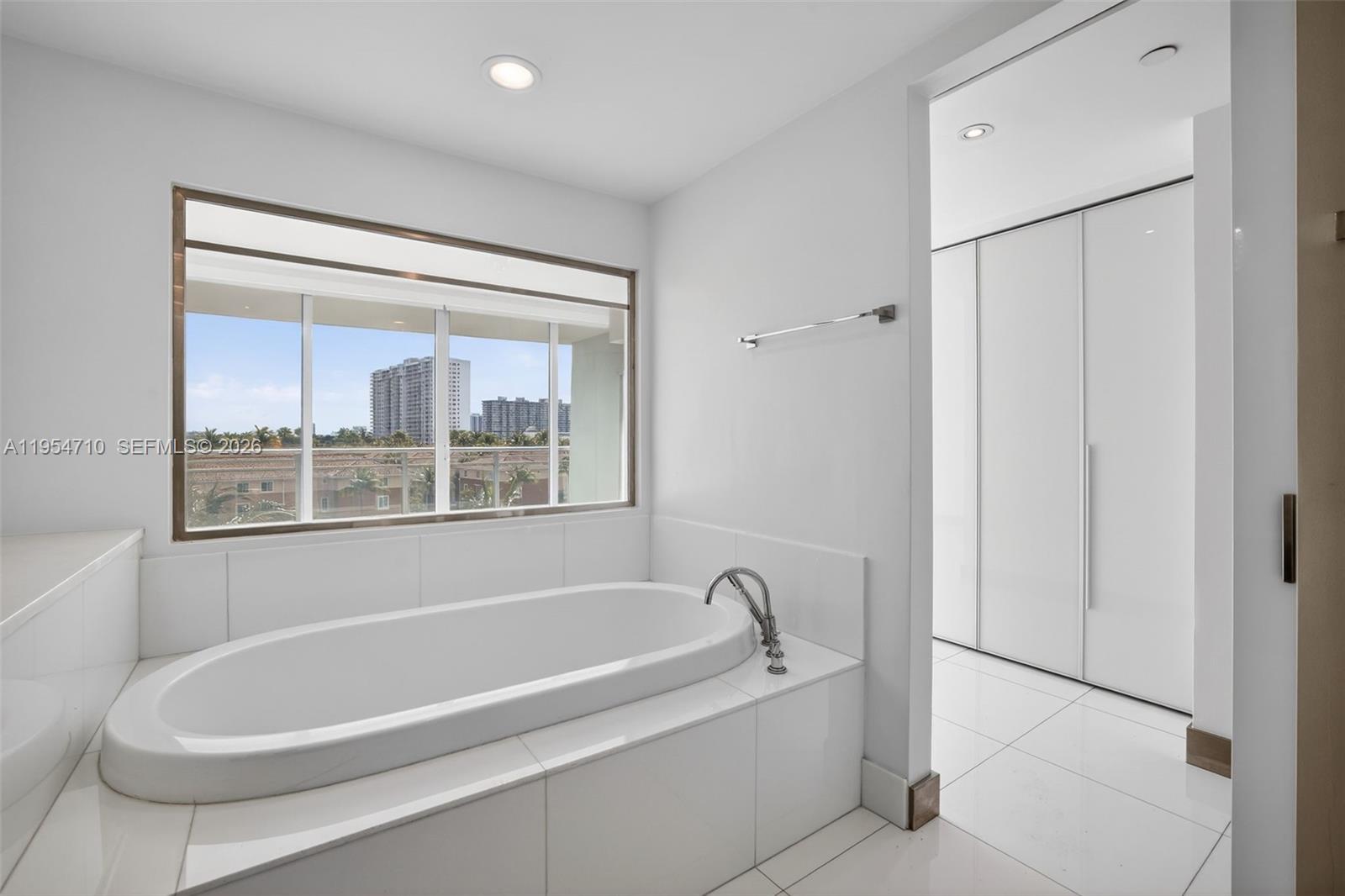2950 NE 188th St #302, Aventura FL 33180