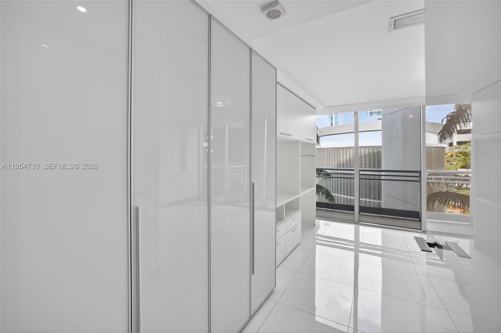 2950 NE 188th St #302, Aventura FL 33180