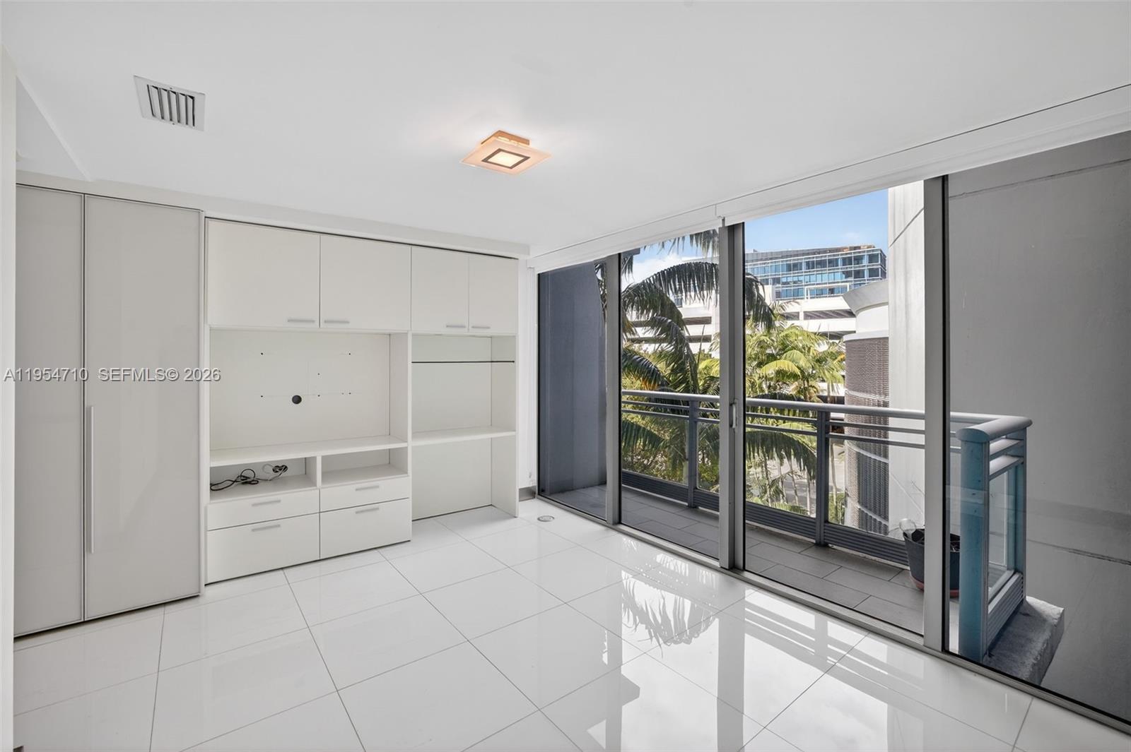 2950 NE 188th St #302, Aventura FL 33180