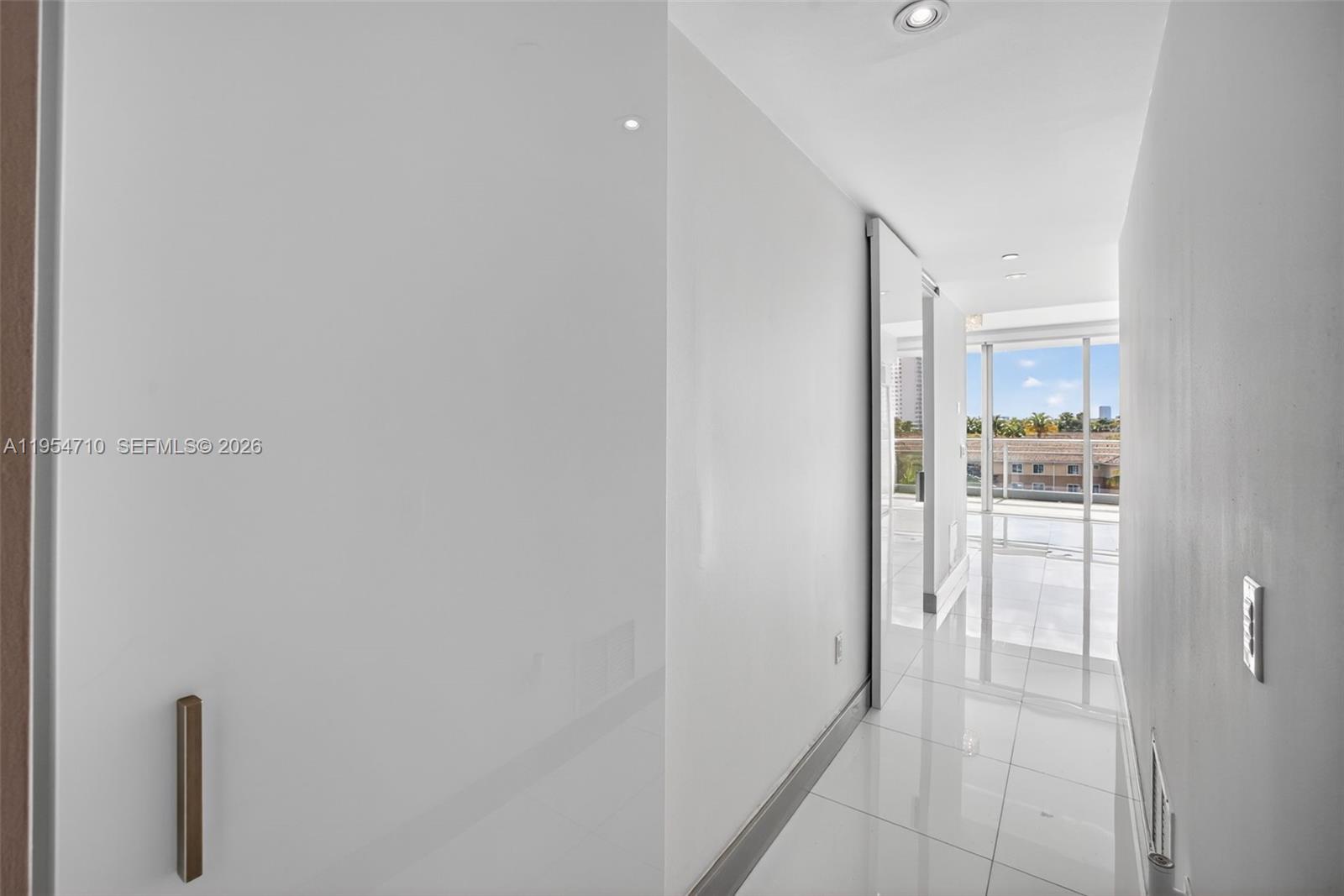 2950 NE 188th St #302, Aventura FL 33180