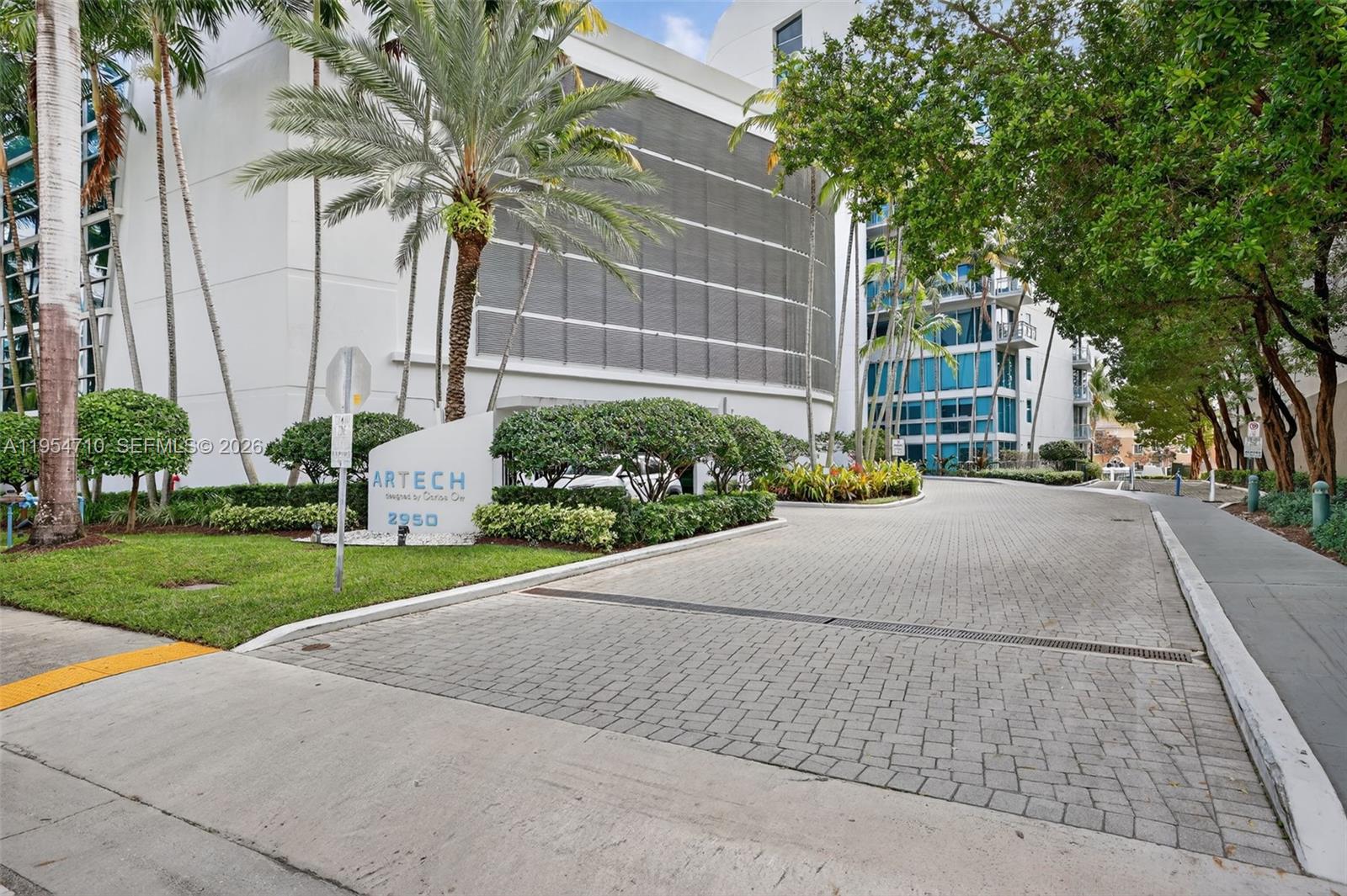 2950 NE 188th St #302, Aventura FL 33180