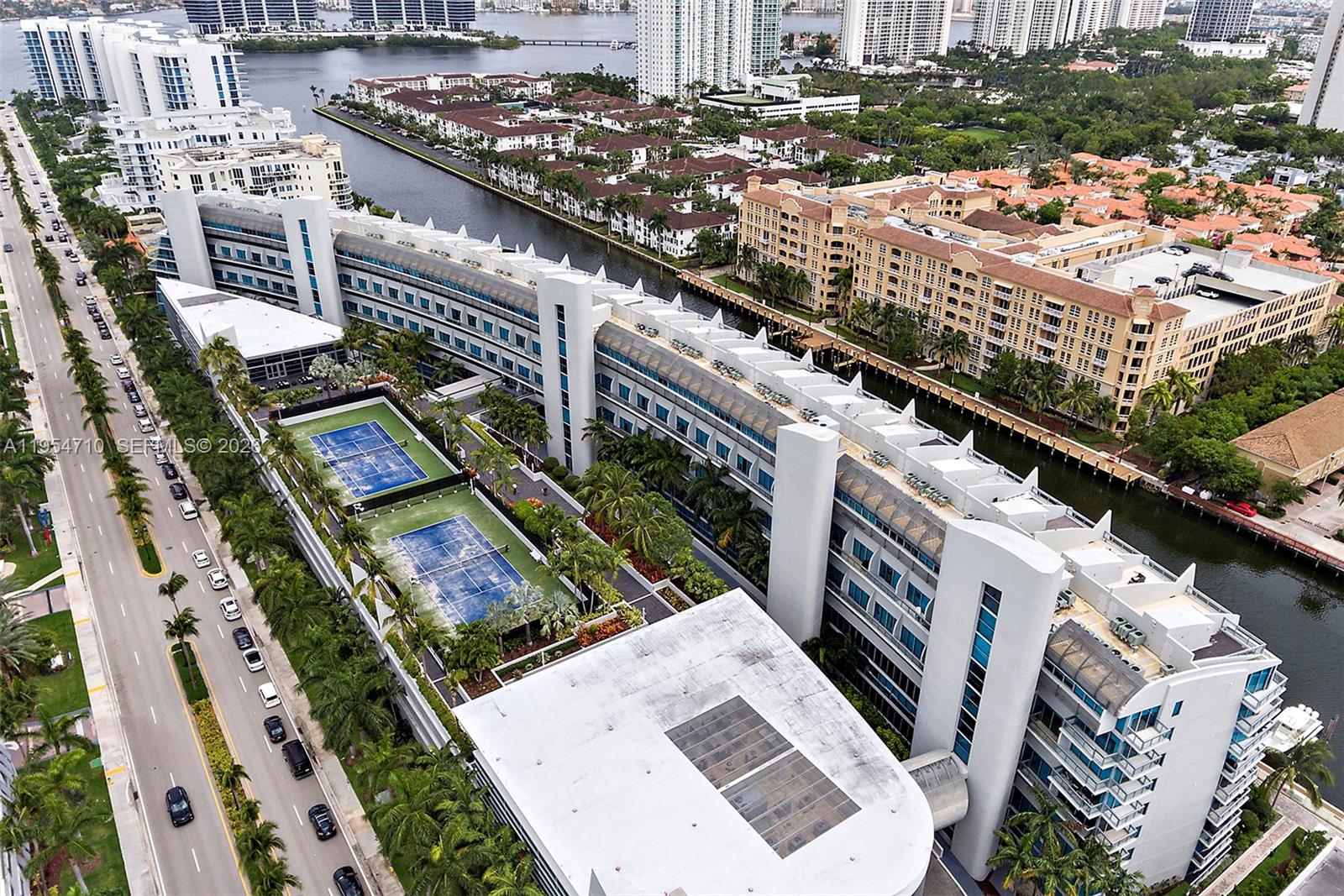2950 NE 188th St #302, Aventura FL 33180