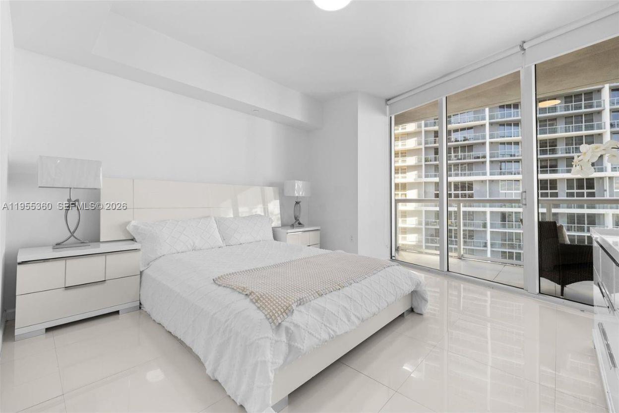 495 Brickell Ave #2206, Miami FL 33131