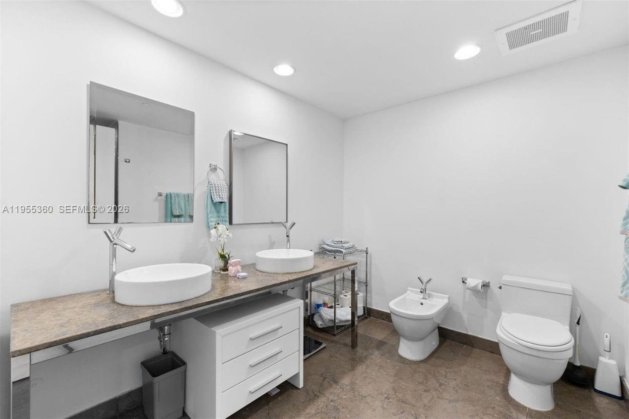 495 Brickell Ave #2206, Miami FL 33131