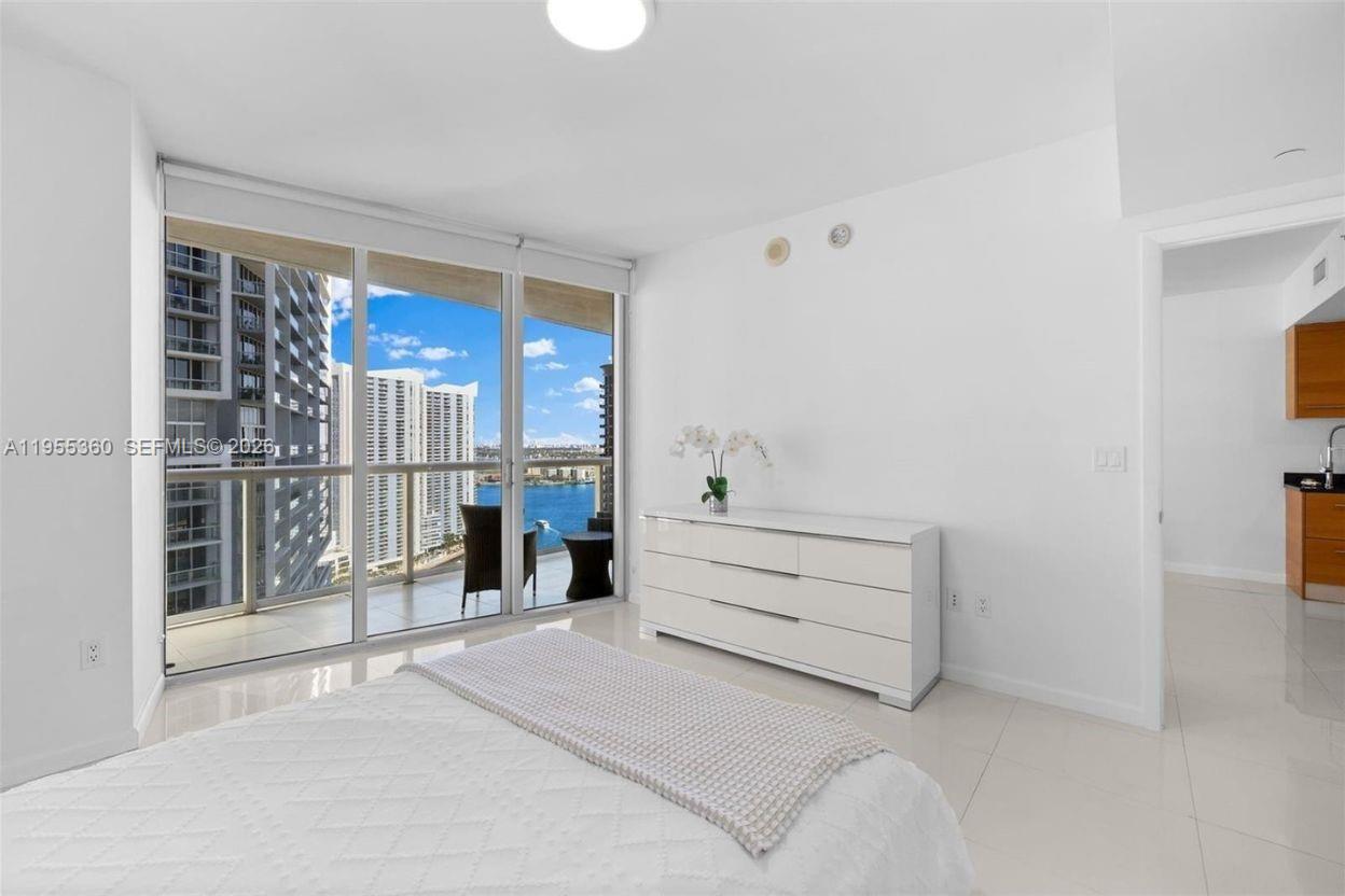 495 Brickell Ave #2206, Miami FL 33131