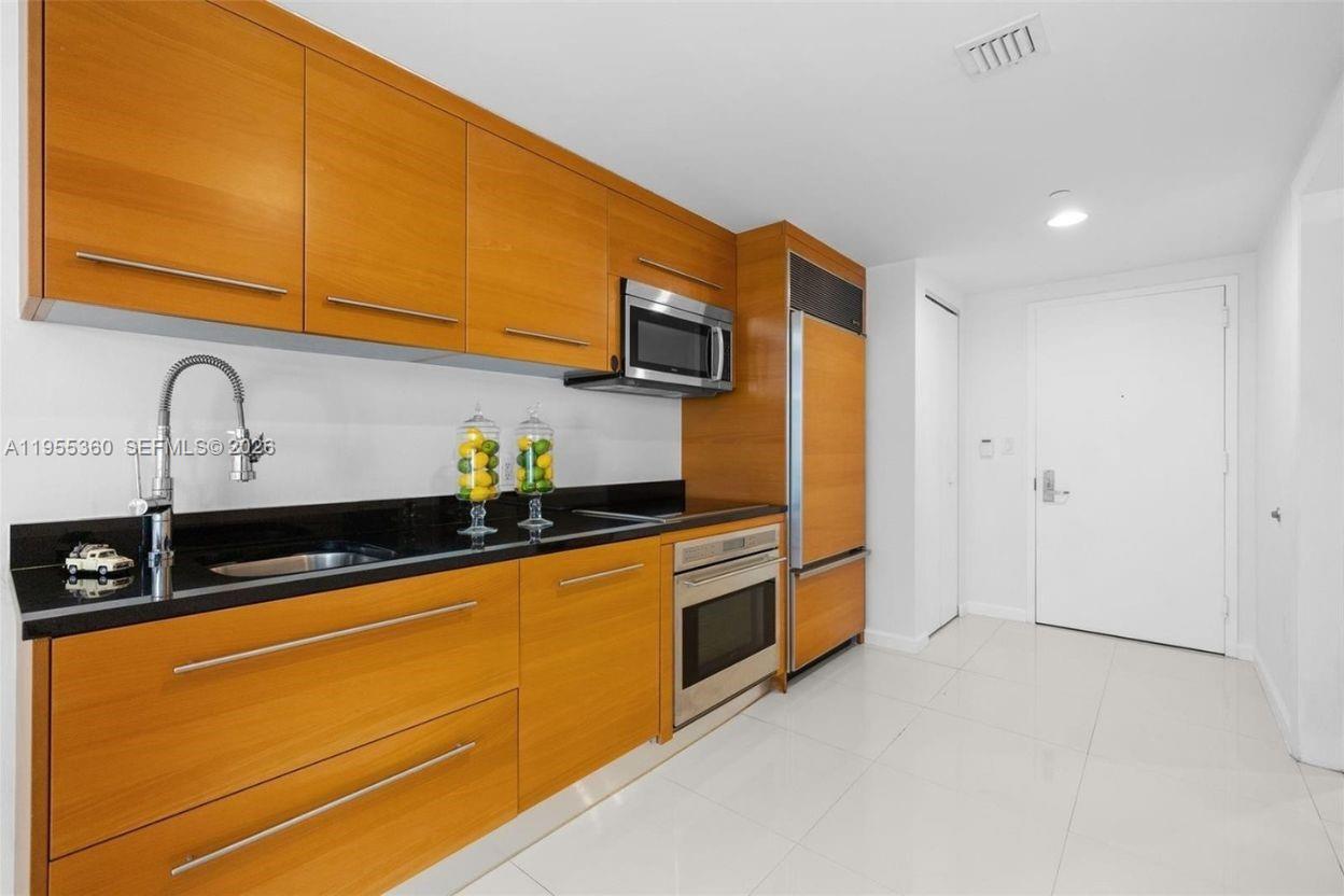 495 Brickell Ave #2206, Miami FL 33131
