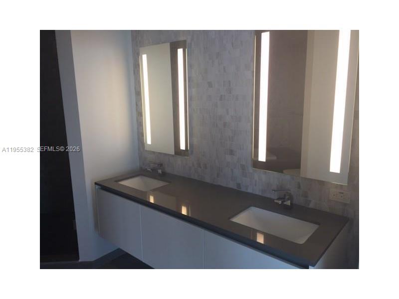 68 SE 6th St #3502, Miami FL 33131