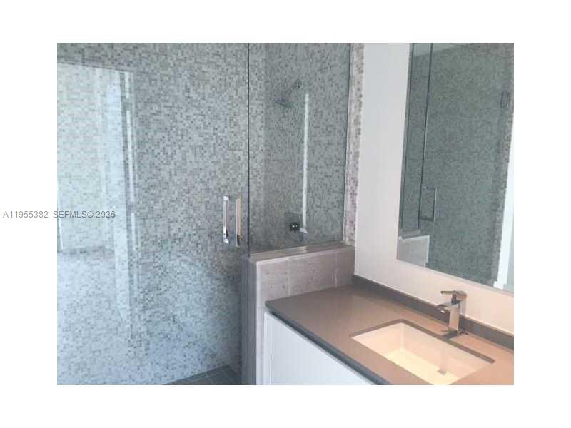 68 SE 6th St #3502, Miami FL 33131
