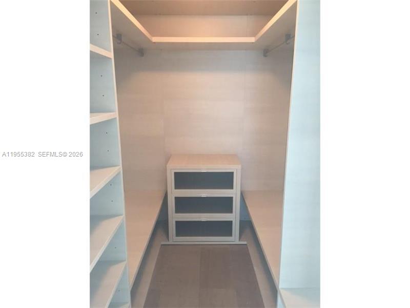 68 SE 6th St #3502, Miami FL 33131