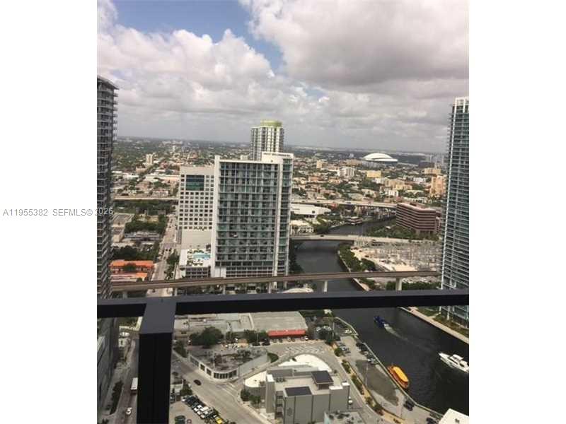 68 SE 6th St #3502, Miami FL 33131