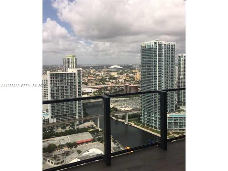 68 SE 6th St #3502, Miami FL 33131