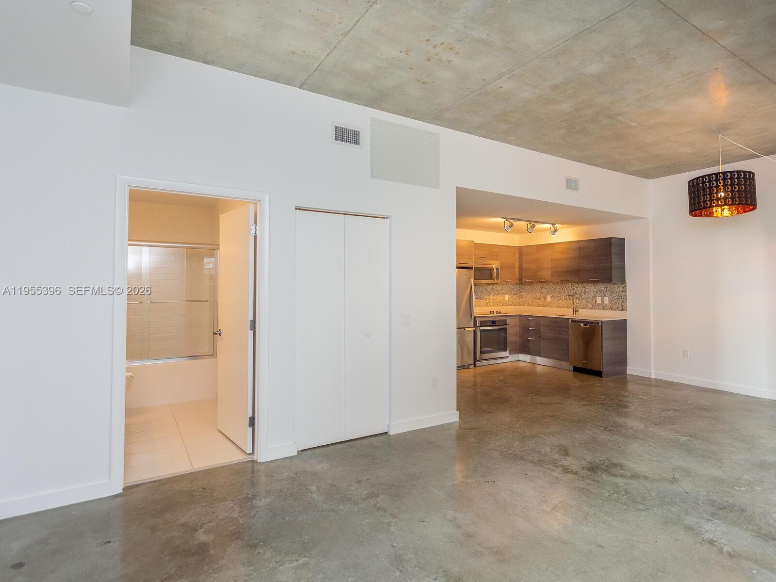 151 SE 1st St #805, Miami FL 33131