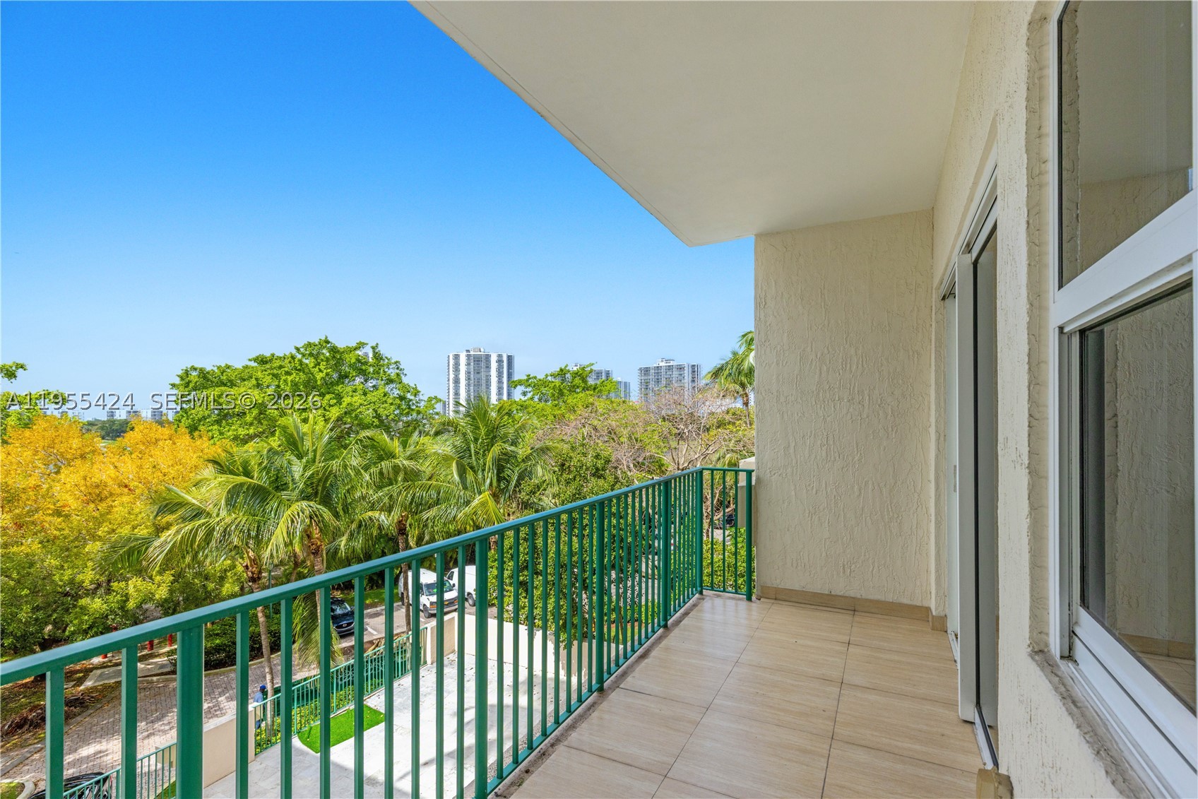 20000 E Country Club Dr #402, Aventura FL 33180