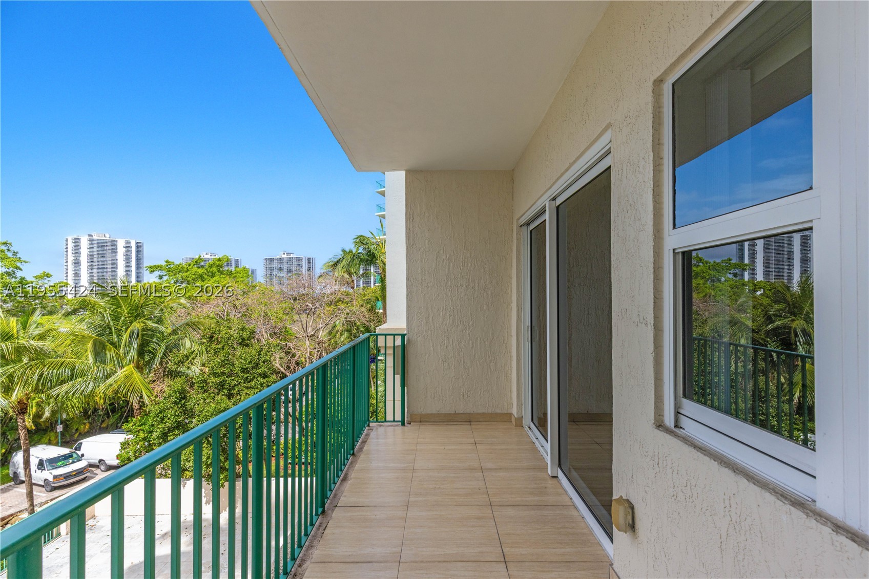 20000 E Country Club Dr #402, Aventura FL 33180