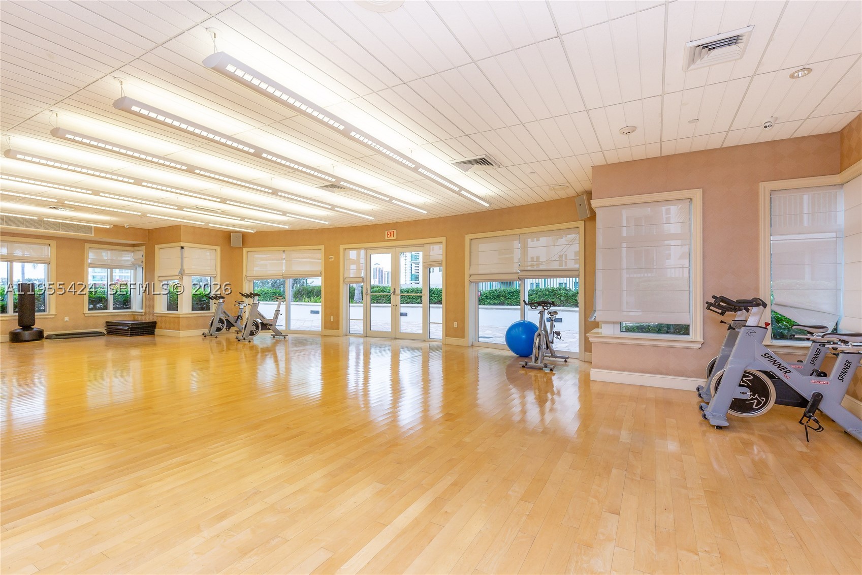 20000 E Country Club Dr #402, Aventura FL 33180