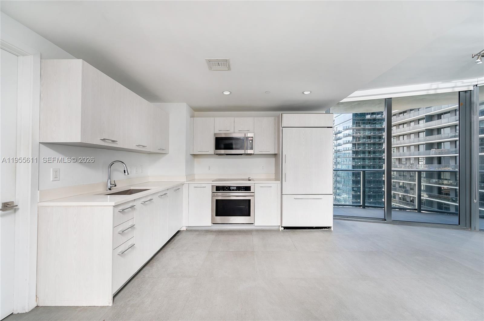 45 SW 9th St #3401, Miami FL 33130